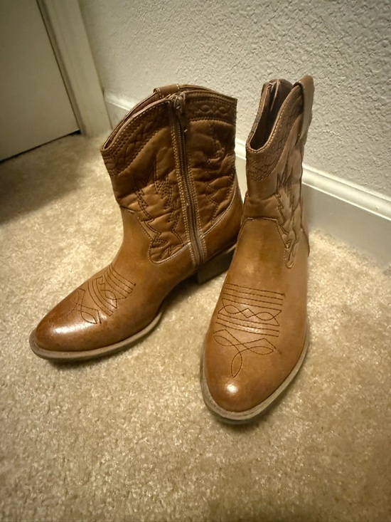 Shoes - Tan Embroidered Western Ankle Boots